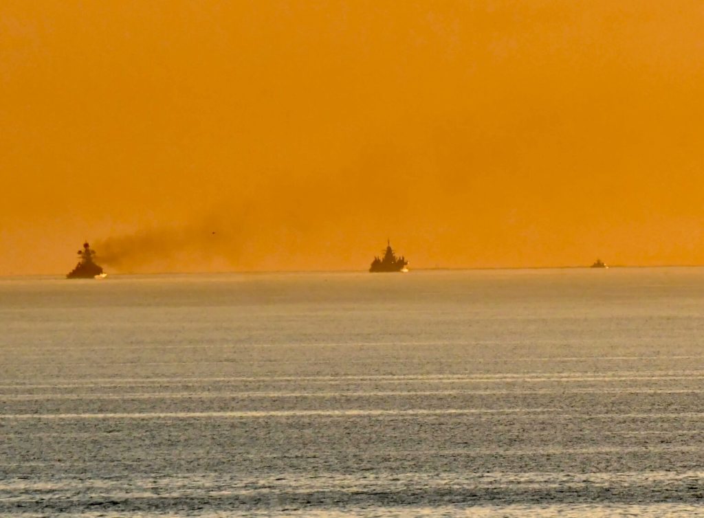 Iahtul de lux legat de Putin escortat de nave de razboi rusesti prin apele Danemarcei Destinatia ramane necunoscuta