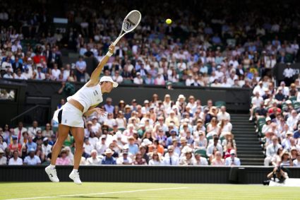 Iga Swiatek începe apărarea titlului la Wimbledon cu o victorie în trei seturi.