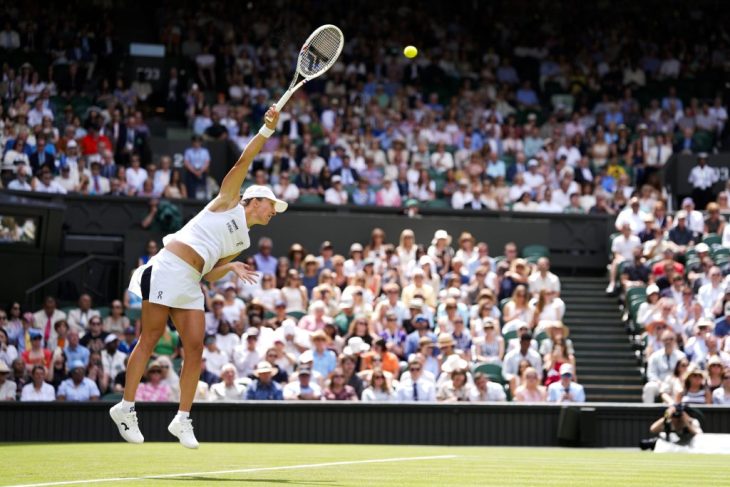 Iga Swiatek incepe apararea titului la Wimbledon cu o victorie in trei seturi