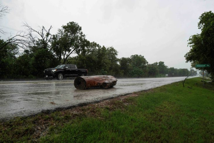 Inundatiile devastatoare lovesc din nou Texasul Cel pacat doi morti si peste 230 de persoane salvate
