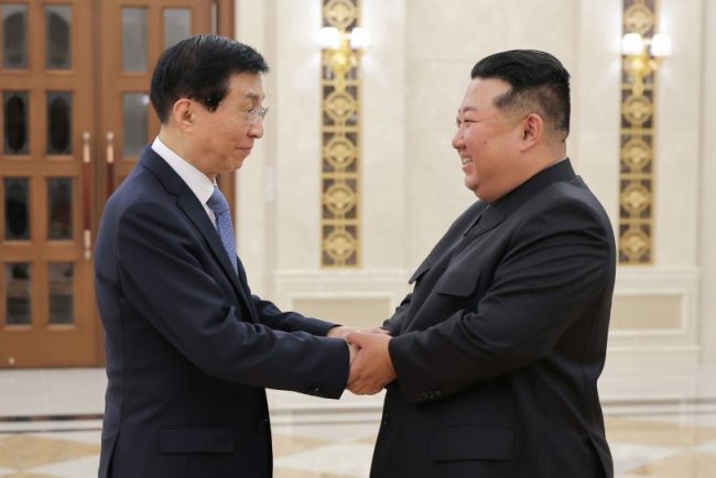 Kim Jong Un intareste relationile cu Beijingul Unul dintre cei mai influenti lideri ai Chinei primit la Phenian