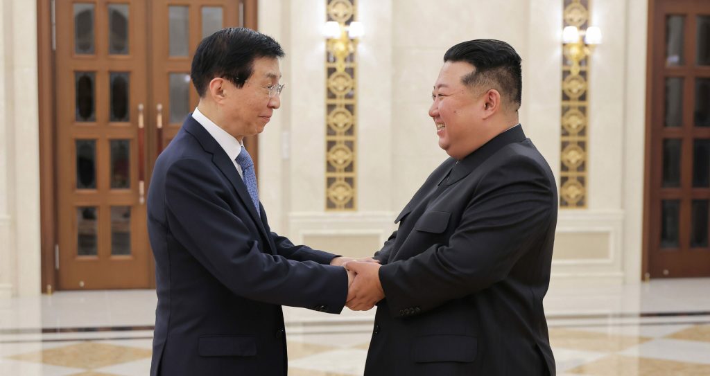 Kim Jong Un intareste relationile cu Beijingul Unul dintre cei mai influenti lideri ai Chinei primit la Phenian