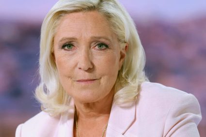 Le Pen va candida la președinție în ciuda condamnării pentru fraudă financiară.