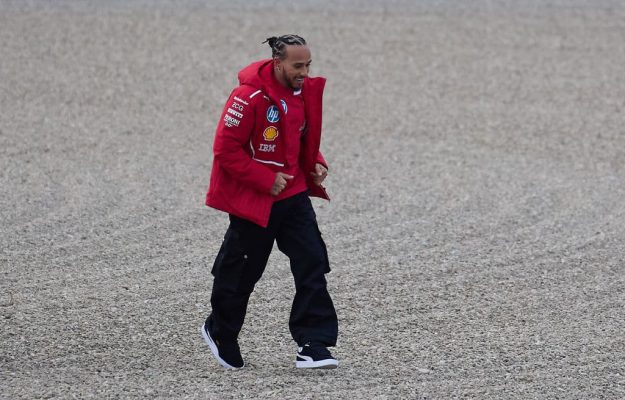 Lewis Hamilton transmite un mesaj optimist pentru Ferrari Britanicul preconizeaza un final de sezon mai puternic