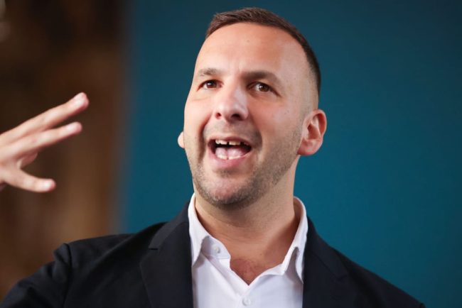 Liderul verde Polanski sustine ca Burnham nu poate sa stea pe gard precum Starmer