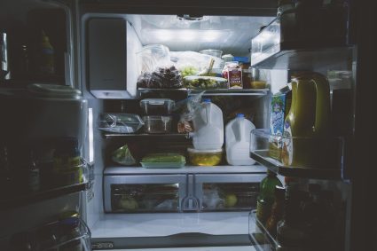 Locația din frigider care pare sigură, dar unde alimentele se altersază mai repede. Ce nu trebuie păstrat pe ușă.