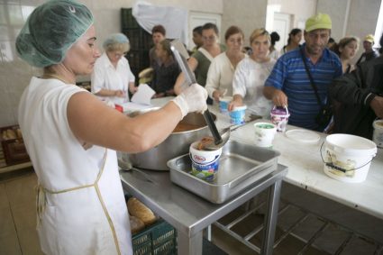 Mâncare oferită de Primăria Cluj pentru pensionari și persoane vulnerabile: Cine poate beneficia gratuit de două mese pe zi și care sunt noile reguli în pregătire.