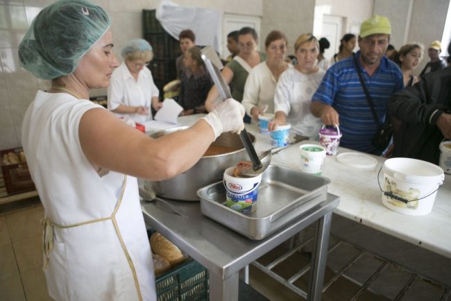 Mancare oferita de Primaria Cluj pentru pensionari si persoane vulnerabile Cine poate beneficia gratuit de doua mese pe zi si care sunt noile reguli in pregatire