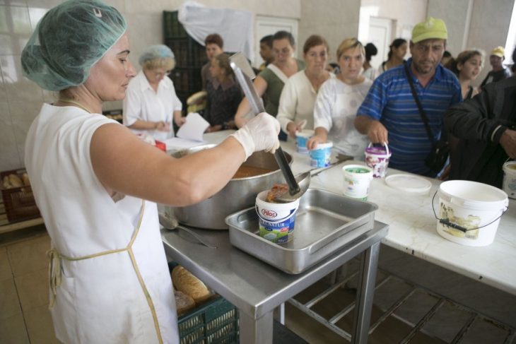 Mancare oferita de Primaria Cluj pentru pensionari si persoane vulnerabile Cine poate beneficia gratuit de doua mese pe zi si care sunt noile reguli in pregatire