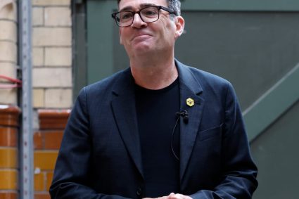 Marca lui Andy Burnham, care oferă tricouri, va fi pusă la încercare.