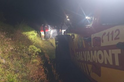 Mașină răsturnată pe un drum forestier din Sibiu. Două persoane au fost implicate.