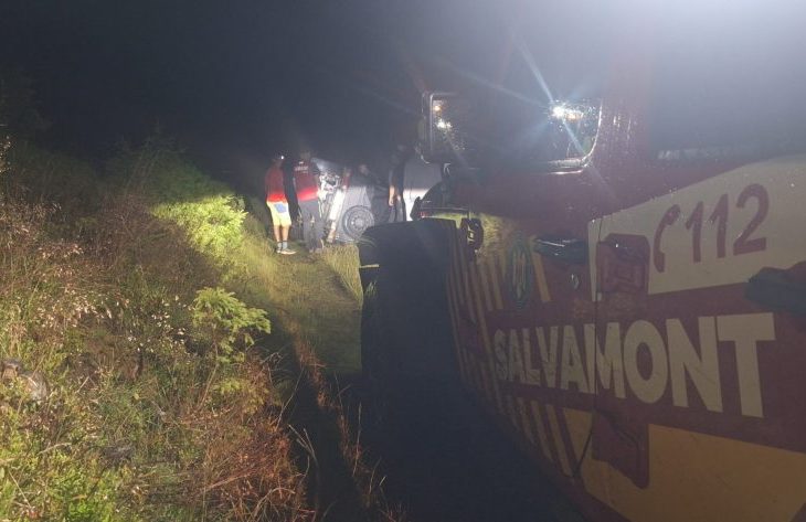 Masina rasturnata pe un drum forestier din Sibiu Doua persoane au fost implicate