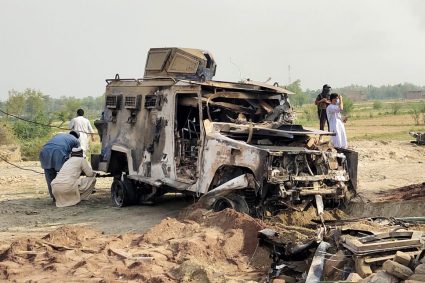 Nouă polițiști au fost omorâți într-un atac asupra unui post de poliție din Pakistan. Forțele de securitate anunță că 15 militanți au fost neutralizați.