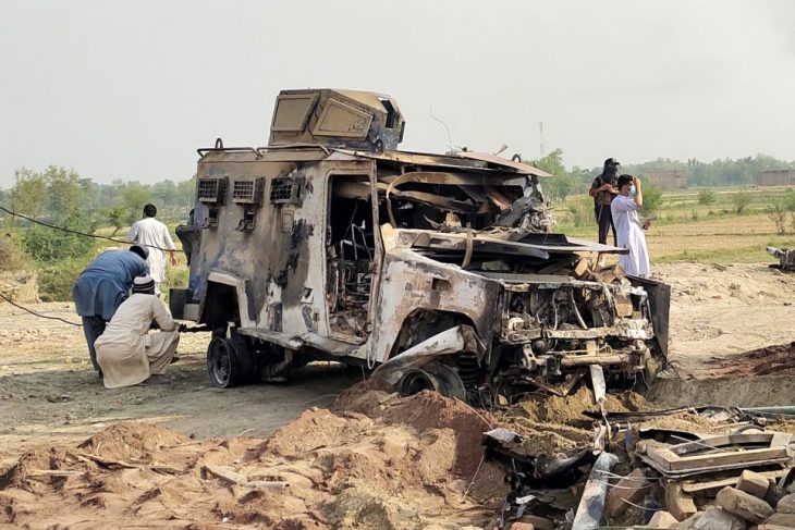 Noua politisti au fost omorati dintr un atac asupra unui post de politie din Pakistan Fortele de securitate anunta ca 15 militanti au fost neutralizati