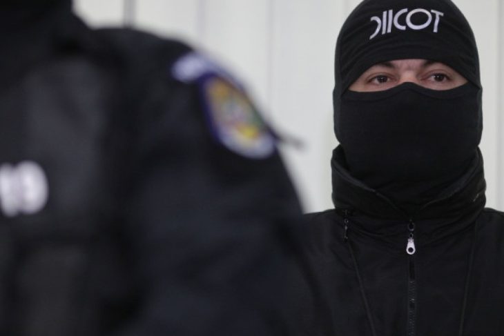 O grupare violenta din Braila implicata in omoruri camata si proxenetism a fost demantelata de