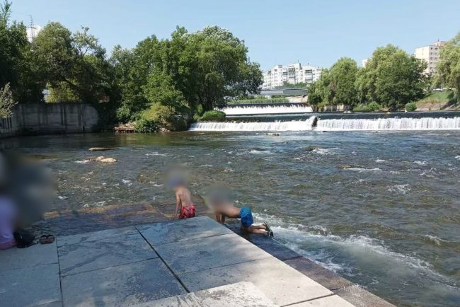 O mama din Cluj Napoca ii avertizeaza pe parinti Un barbat suspect ar fi urmrit copii si adolescenti pe malul Somesului avand ca tinta o fetita de 13 ani