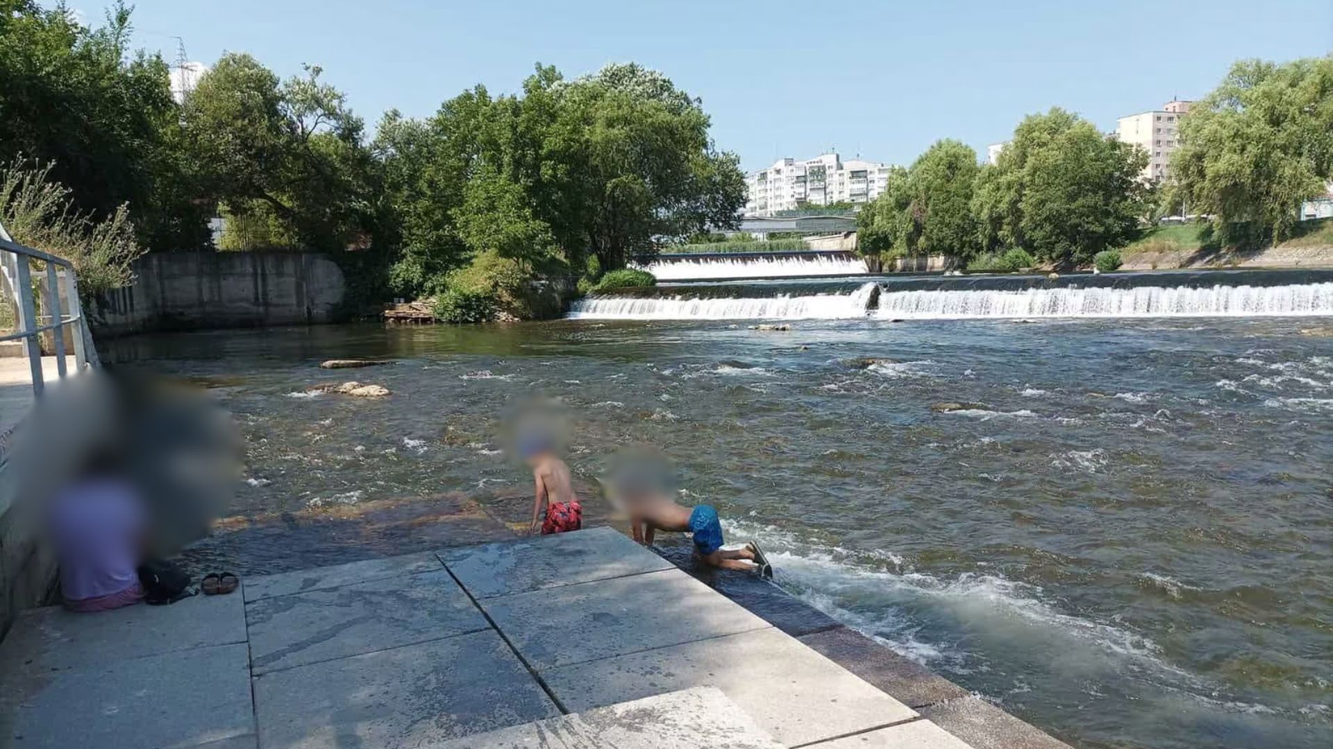 O mama din Cluj Napoca ii avertizeaza pe parinti Un barbat suspect ar fi urmrit copii si adolescenti pe malul Somesului avand ca tinta o fetita de 13 ani