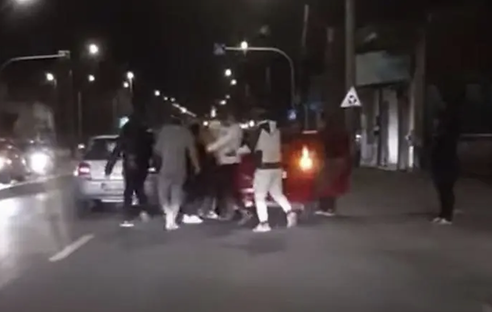 P batand agresiv in Cluj Trei barbati au atacat cu bate trei persoane pe strada printre ele numarandu se si o femeie de 63 de ani