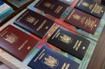 Pașaportul românesc progresează în clasamentele mondiale. Cetățenii români au acces la călătorii fără viză în 178 de destinații.