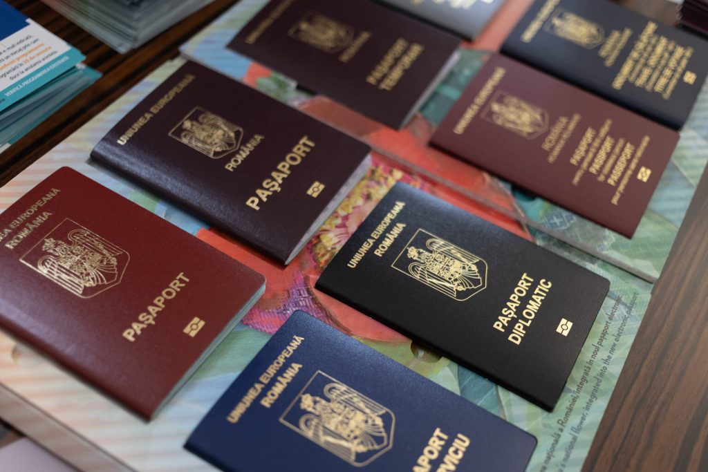 Pasaportul romanesc progreseaza in clasamentele mondiale Cetatenii romani au acces la calatorii fara viza in 178 de destinatii