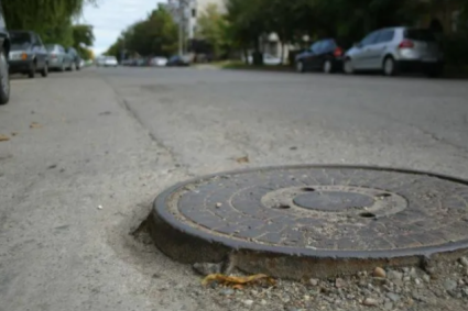 Pericol în centrul Clujului! O groapă apărută pe trecerea de pietoni din fața Prefecturii pune în pericol siguranța cetățenilor.
