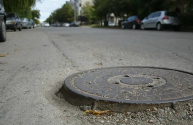 Pericol in centrul Clujului O groapa aparuta pe trecerea de pietoni din fata Prefecturii pune in pericol siguranta cetatenilor