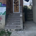 Pericol pentru soferi intr un cartier din Cluj Napoca Caramizi se desprind de pe o cladire si cad peste automobilele parcate