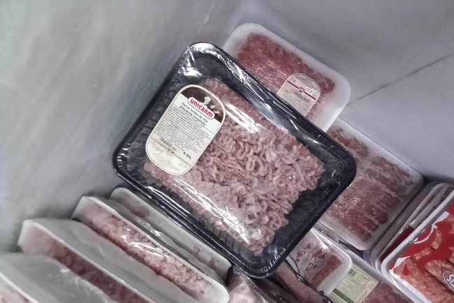 Pericole pe rafturi ANPC a descoperit produse expirate mucegai si carne depozitata in conditii nesigure