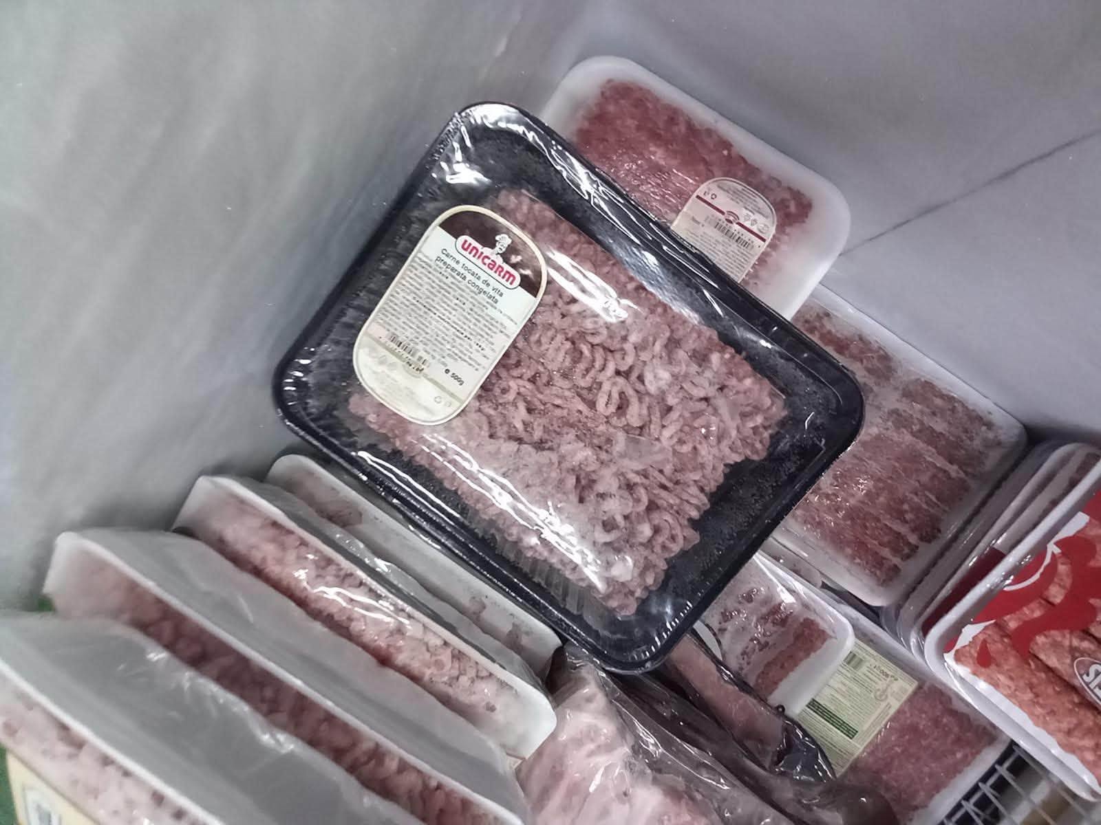 Pericole pe rafturi ANPC a descoperit produse expirate mucegai si carne depozitata in conditii nesigure