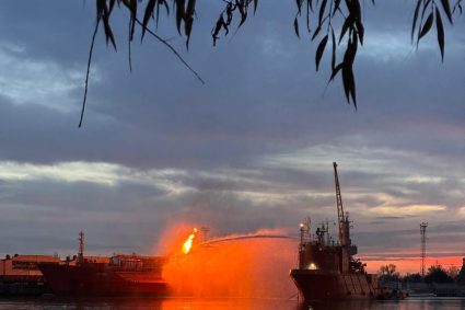 Petrolier in flacari in Marea Neagra aproape de Sfantu Gheorghe