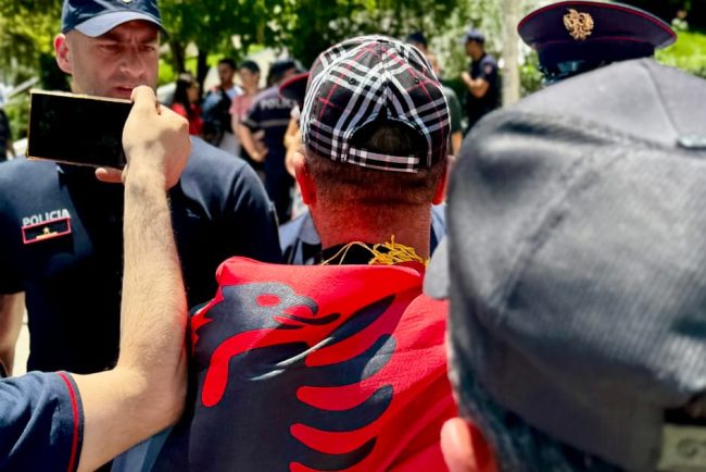 Protestatarii si politia se ciocnesc in Albania la o zi dupa vizita eurodeputatilor