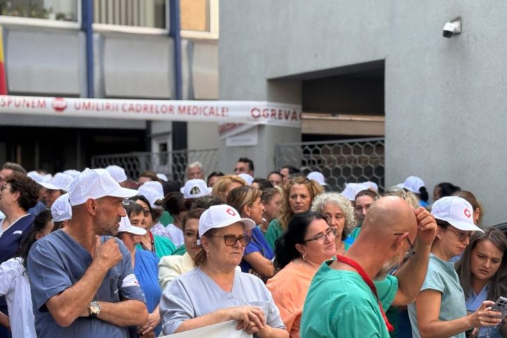 Proteste in zeci de spitale din Romania Cadrele medicale ameninta cu greva generala daca leg ea salarizarii nu va fi modificata Anuntul federatiei SANITAS
