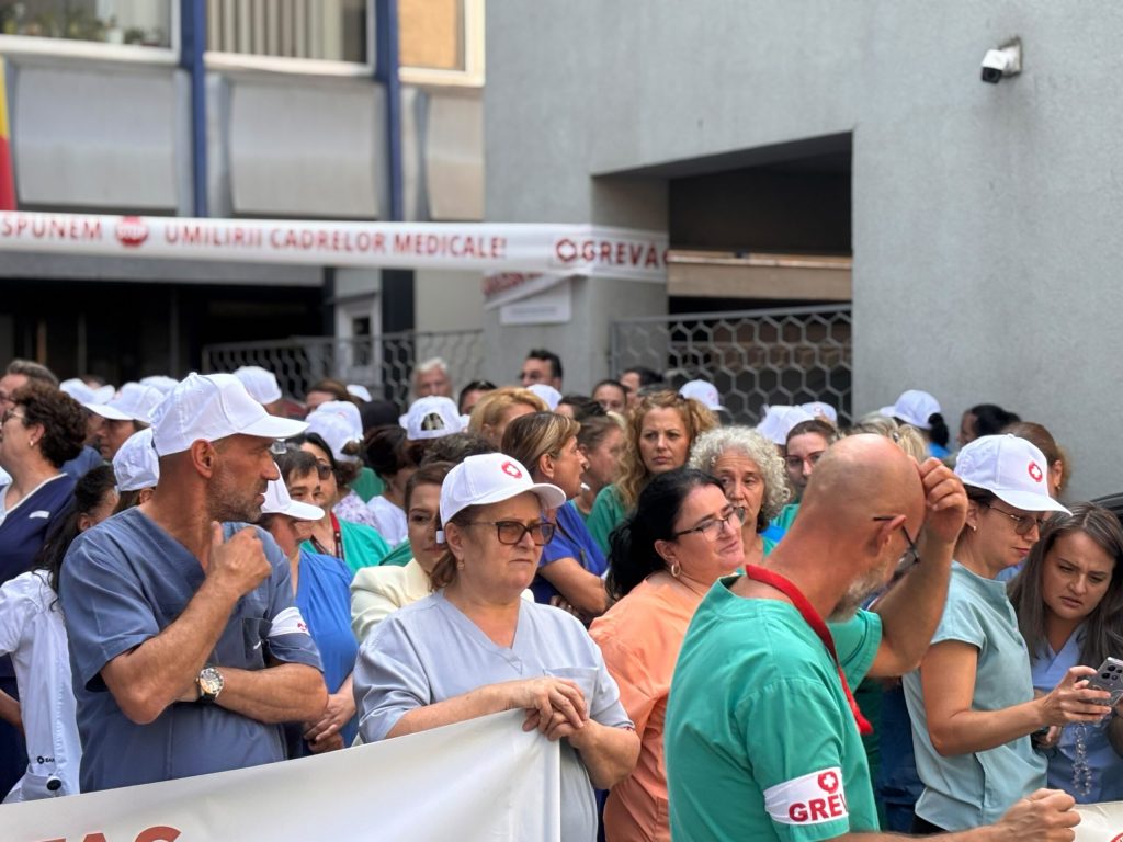 Proteste in zeci de spitale din Romania Cadrele medicale ameninta cu greva generala daca leg ea salarizarii nu va fi modificata Anuntul federatiei SANITAS