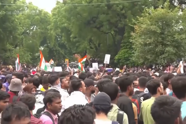 Protestele gandacilor din India devin violente Politia a incercat sa opreasca marsul spre Parlament prin utilizarea de gaze lacrimogene
