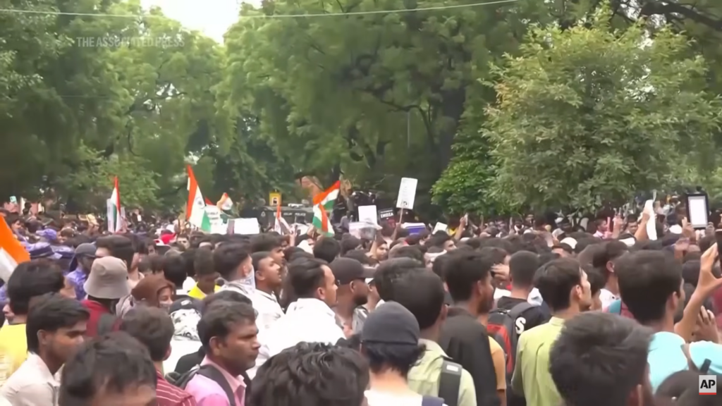 Protestele gandacilor din India devin violente Politia a incercat sa opreasca marsul spre Parlament prin utilizarea de gaze lacrimogene