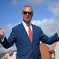 Rachel Reeves sustine organizarea alegerilor partiale cerute de Farage dar il ironizeaza Daca vrea sa si petreaca vara certandu se cu un cos de gunoi nu l voi opri