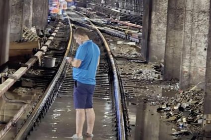 Radu Miruță, surprins mergând desculț prin apa care a inundat stația de metrou…