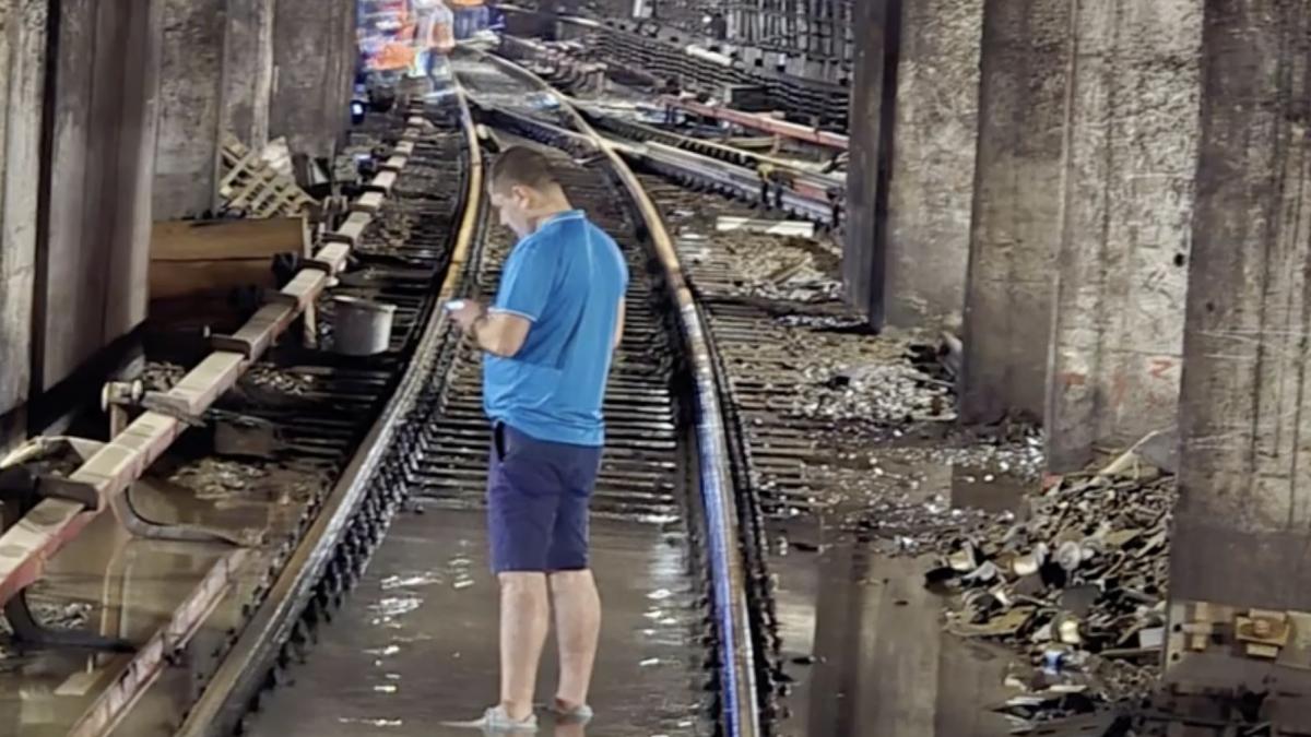 Radu Miruta surprins mergand descult prin apa care a inundat statia de metrou