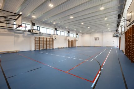 Sala de sport de 3 1 milioane de lei la un liceu din Cluj Napoca Panouri fotovoltaice statie de incarcare electrica si echipamente de ultima generatie pentru 955 de elevi