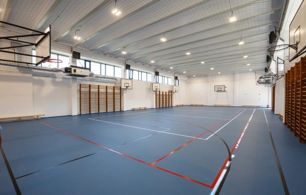 Sala de sport de 3 1 milioane de lei la un liceu din Cluj Napoca Panouri fotovoltaice statie de incarcare electrica si echipamente de ultima generatie pentru 955 de elevi