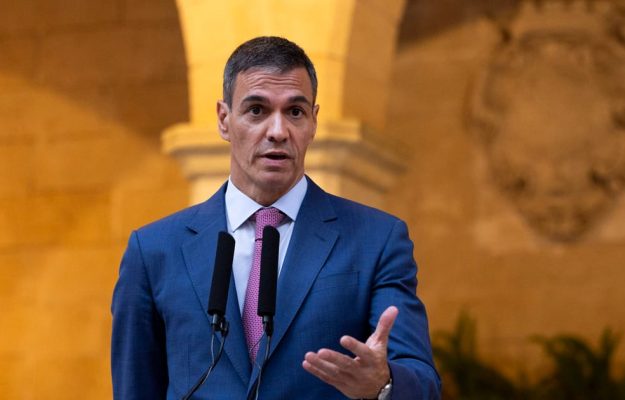 Sanchez desfasoara fortele armate in Ceuta in contextul haosului migratoriu