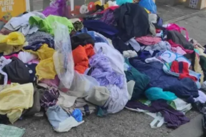 Se întâmplă aproape zilnic într-un cartier din Cluj-Napoca! Hainele sunt aruncate peste tot după ce hoții au lovit din nou.