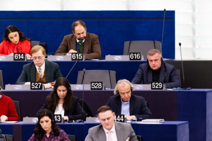 Sloganurile antiimigrație din Parlamentul European atrag atenția poliției: un eurodeputat acuzat de rasism.