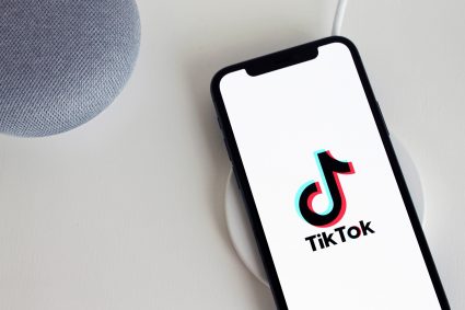 TikTok implementează măsuri împotriva conturilor care publică exclusiv conținut creat de inteligența artificială.