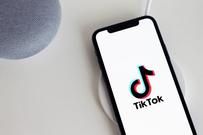 TikTok implementeaza masuri impotriva conturilor care publica exclusiv continut creat de inteligenta artificiala