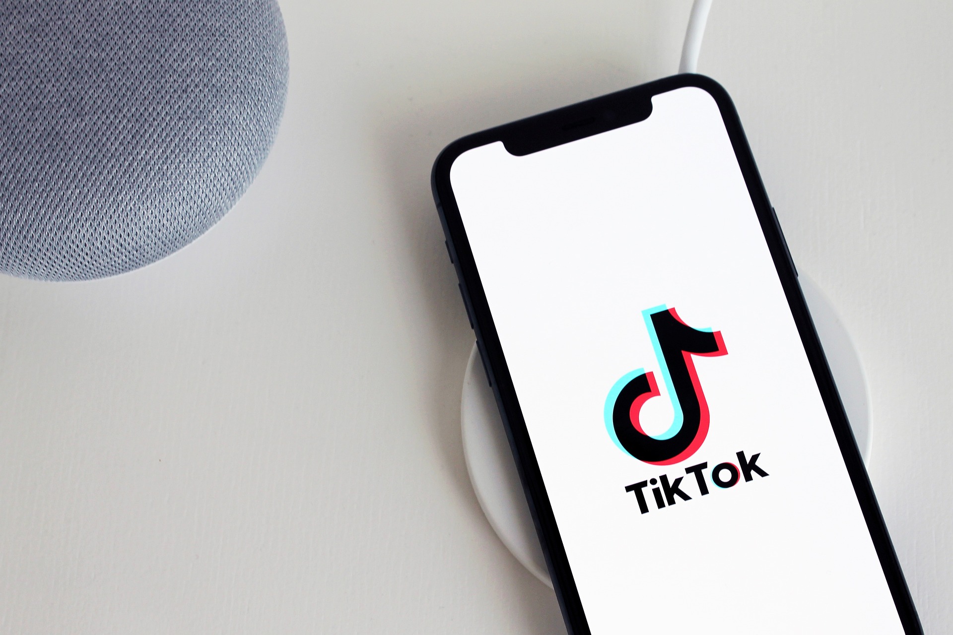 TikTok implementeaza masuri impotriva conturilor care publica exclusiv continut creat de inteligenta artificiala