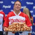 Traditii neobisnuite de 4 Iulie Cum a ajuns concursul de mancat hot doguri un eveniment national urmarit de milioane de americani