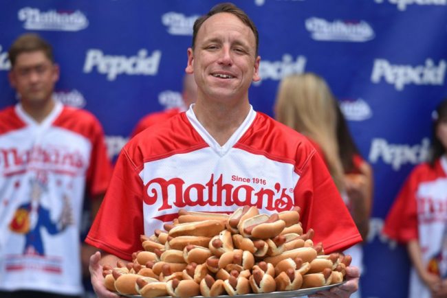Traditii neobisnuite de 4 Iulie Cum a ajuns concursul de mancat hot doguri un eveniment national urmarit de milioane de americani