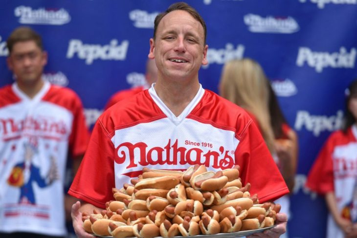 Traditii neobisnuite de 4 Iulie Cum a ajuns concursul de mancat hot doguri un eveniment national urmarit de milioane de americani