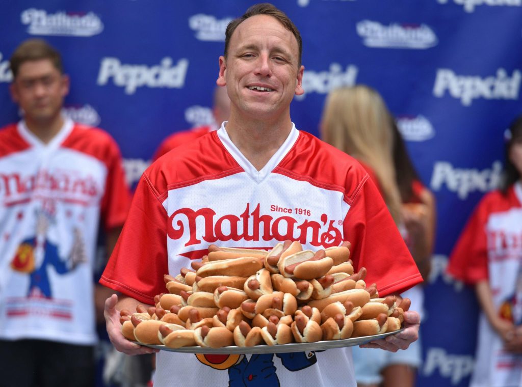Traditii neobisnuite de 4 Iulie Cum a ajuns concursul de mancat hot doguri un eveniment national urmarit de milioane de americani